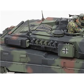 Tamiya 1:35 Leopard 2 A7V - GERMAN MAIN BATTLE TANK