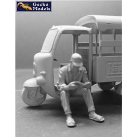 Gecko Models 1:35 60-70S SAIGON SHUTTLE MOTOR TRICYCLE DEPOT AND DRIVER - 2 KITS