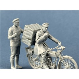 Copper State Models F35-059 British Dispatch Rider Taking Carrier Pigeons to the Front Line