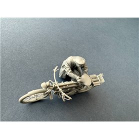 Copper State Models F32-061 British Dispatch Rider Checking Motorcycle