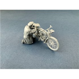 Copper State Models F32-061 British Dispatch Rider Checking Motorcycle