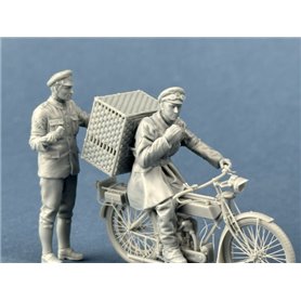 Copper State Models F32-062 British Dispatch Rider Taking Carrier Pigeons to the Front Line