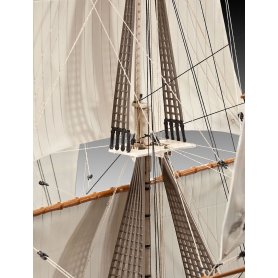REVELL 1:132 05113 U.S.S. BON HOMME RICHARD