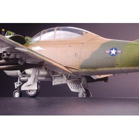 Kitty Hawk 32014 T-28 B/D