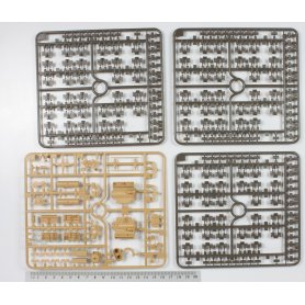 Tamiya 1:35 35246 Famo and Tank Transport.