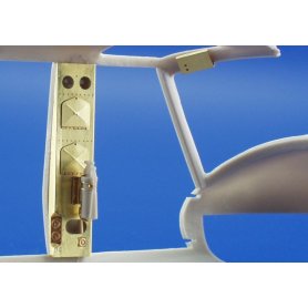 UH-1C interior ACADEMY/MRC/ITALERI