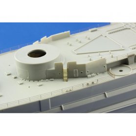 Eduard 1:350 HMS Queen Elizabeth 1943 pt 1 railing and ladders dla Trumpeter 05324
